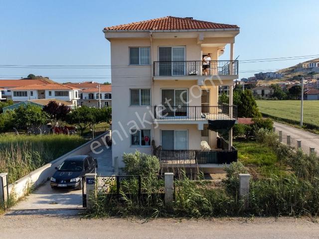 Foça Bağarası Hacıveli Mah. Satılık 3+1 Kapalı Mutfaklı Daire
