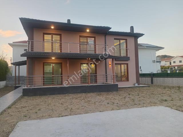 Foça Bağarasında 510 M² Arsa İçinde 4+1 Tam Müstakil Villa
