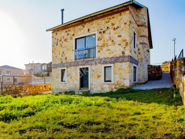 Foça Bağarası Villalar Bölgesinde Kiralık Müstakil 5+2 Taş Villa