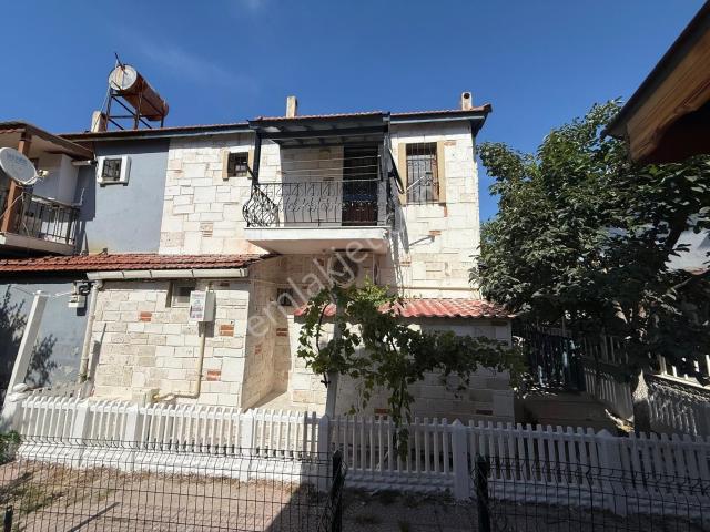 Foça Cumhuriyet Mahallesinde Denize 50 Metre 3+1 Satılık Villa