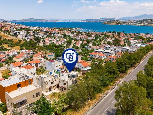 Foça Fatih Mahallesi Satılık 4+2 Deniz Manzaralı Tripleks Villa