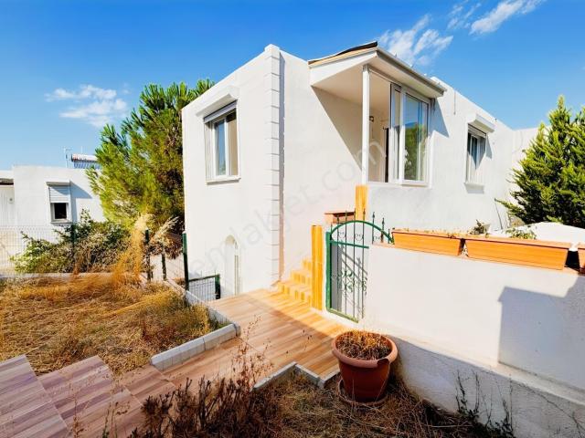 Foça Fotaş Tatil Sitesi'nde Deniz Keyfi Yaşatacak 2+1 Daire