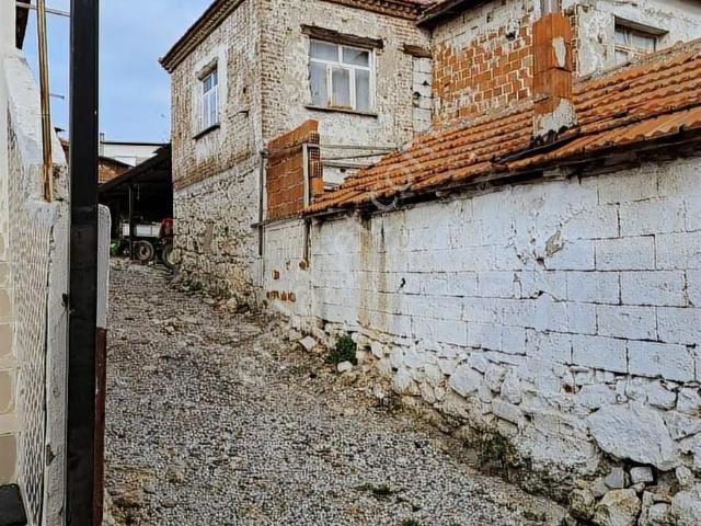 Foça Gerenköyde Acil Satılık Köy Evi