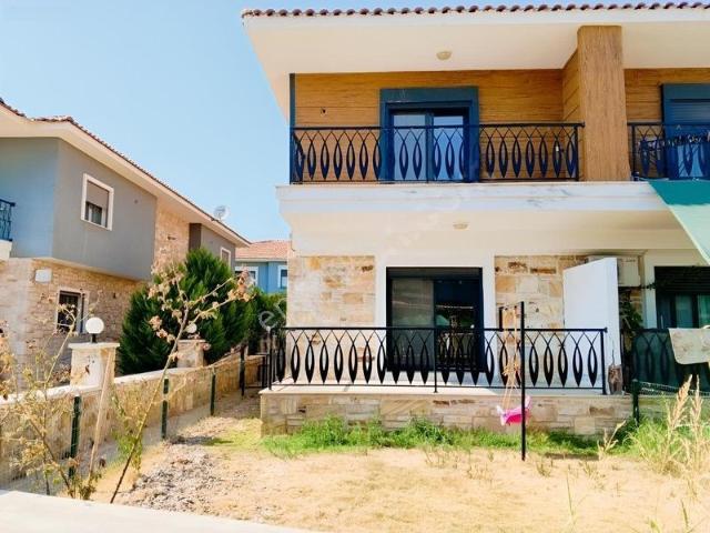 Foça Haciveli'de 2+1 Büyük Bahçeli Dubleks