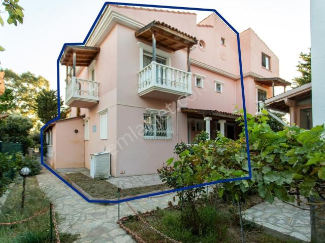 Foça İsmetpaşa Mah. Denize Yakın Satılık 4+1 Tripleks Villa