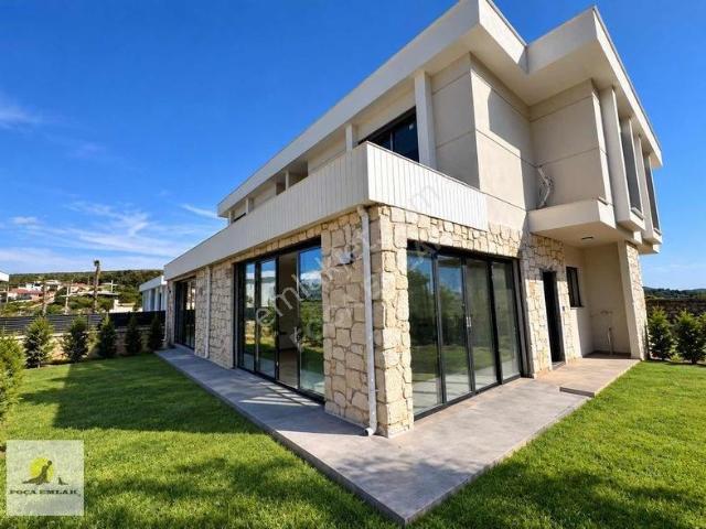 Foça Ilıpınarda 2+1 Bahçeli Sıfır Modern Villa