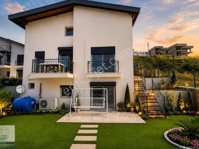Foça Köy 'de Site İçerisinde Müstakil Bahçeli 2+2 Villa