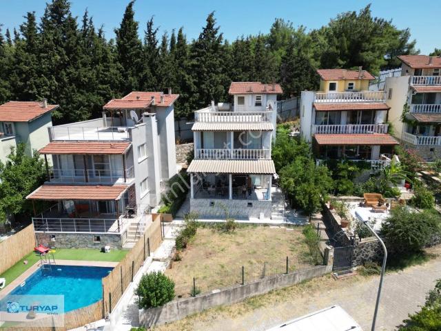 Foça Kozbeyli De Geniş Bahçesi Olan Satılık Villa