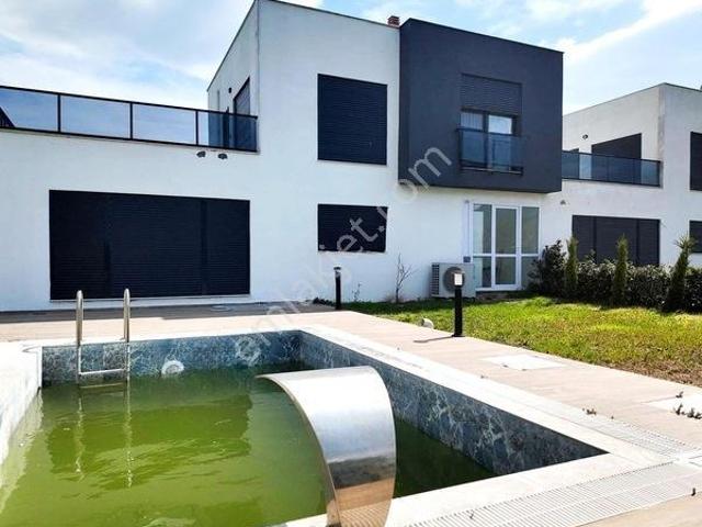 Foça Kozbeyli Site İçi Müstakil Havuzlu 3+1 Satılık Lüks Villa