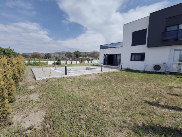 Foça Kozbeyli Site İçinde Müstakil Havuzlu 3+1 Satılık Lüks Villa