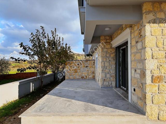 Foça Kozbeyli'de, Deniz Manzaralı, Yeni 3+1 Geniş Bahçeli Villa