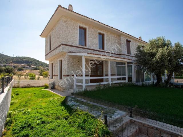 Foça Kozbeyli'de Satılık 2+1 Müstakil Bahçeli Villa