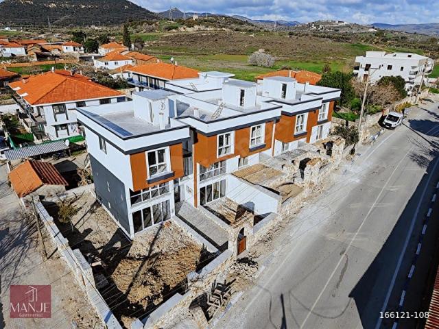 FOÇA YENİBAĞARASI 1+1 MERKEZİ KONUM YOLA CEPHE SATILIK DAİRE