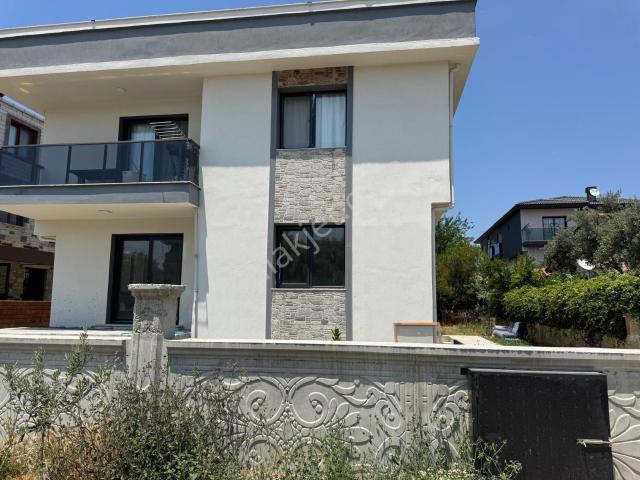 Foça Yenibağarası Mah. Kiralık 2+1 Bahçe Katı Daire