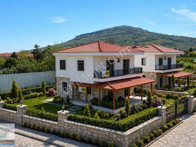 Foça yenibağarası Mh. Merkezi Konum müstakil Bahçeli 4+1 Villa