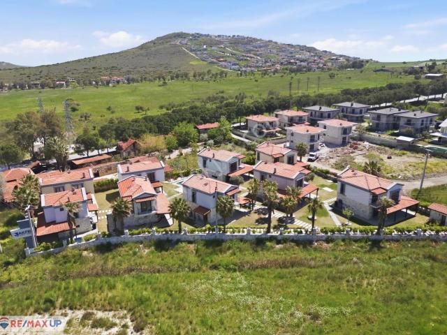 Foça Yenibağarasında 3+1 Bahçeli, Havuzlu Fırsat Villa
