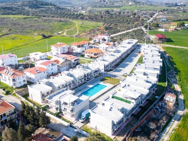 Foça Yenibağarasın'da Havuzlu Site'de Eşyalı 1+1 Kiralık Daire