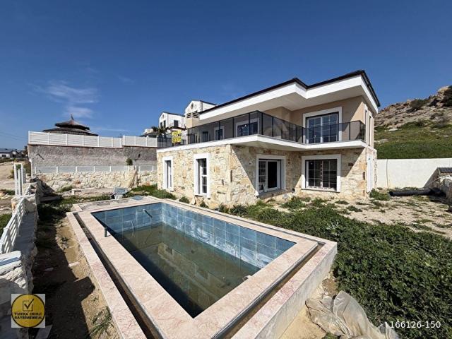 Foça Yenibağarasında Müstakil Havuzlu Satılık 3+1 Villa