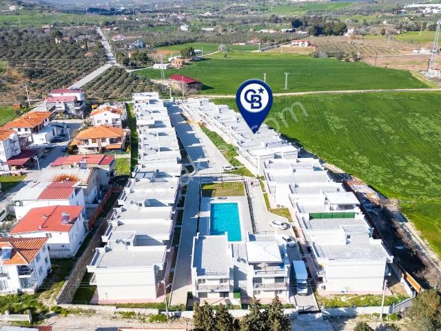 Foça Yenibağarası Havuzlu Sitede 2+1 Kiralık Daire