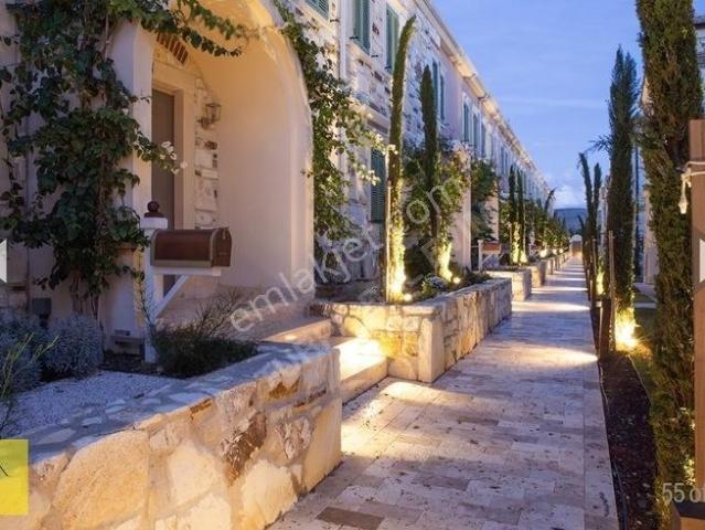 Foça Yeniköy'de Lüks 3+1 Bahçeli Villa