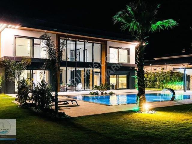 Foça'da 5+1 Akıllı Sistem, Geniş Bahçe Ve Havuzlu Müstakil Villa