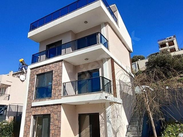 Foçada Doğa & Deniz Manzaralı Müstakil Bahçeli 6+1 Lüks Villa