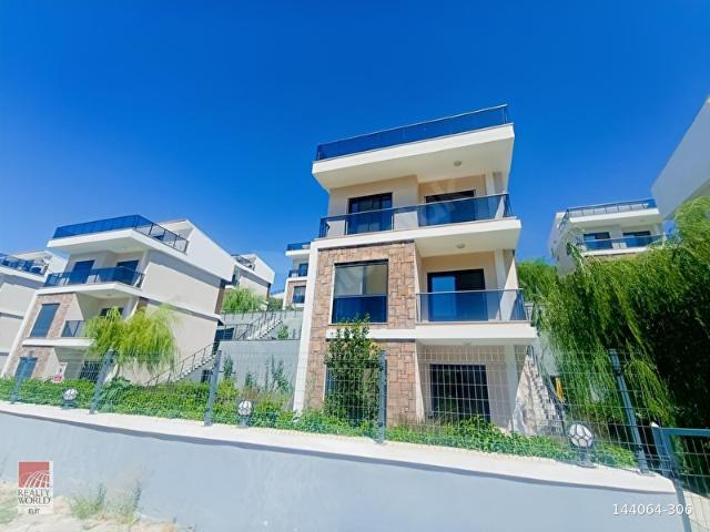Foça'da Deniz ve Doğa Manzaralı, Havuzlu Lüks Villa