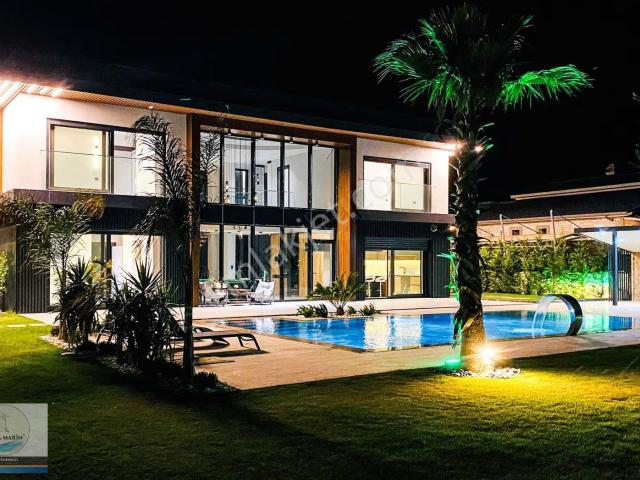 Foça'da Kiralık 5+1 Akıllı Sistemli, Bahçeli Ve Havuzlu Mülk