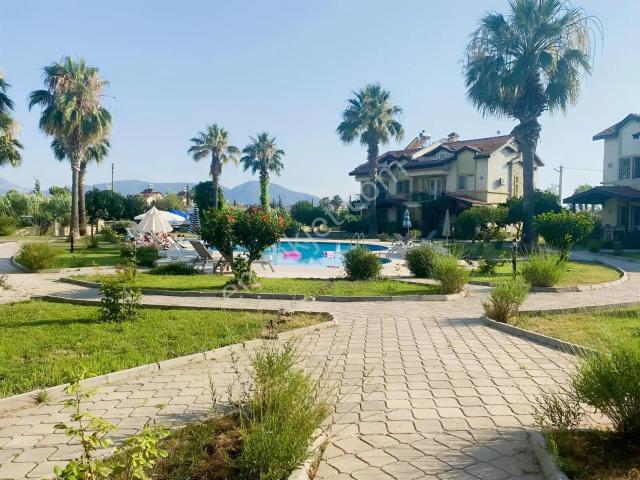 Foça'da Havuzlu Sitede Eşyalı 2+1 Giriş Kat Kiralık Daire