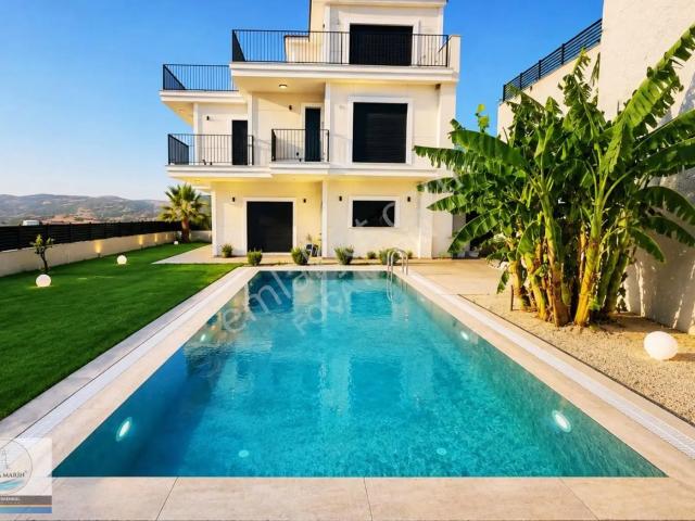 Foça'da Manzaralı, Havuzlu, Geniş Bahçeli 4+1 Kiralık Tripleks