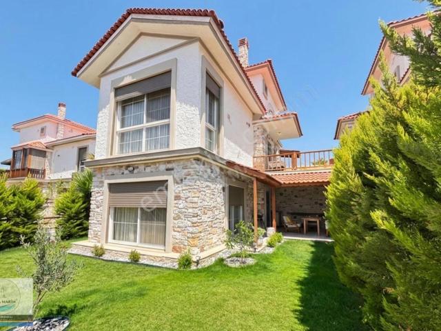 Foça'da Müstakil Bahçeli Özel Detayları İle Öne Çıkan 3+1 Villa
