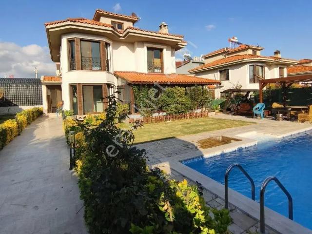 Foçada Satılık Villa Tam Müstakil Havuzlu Otoparklı