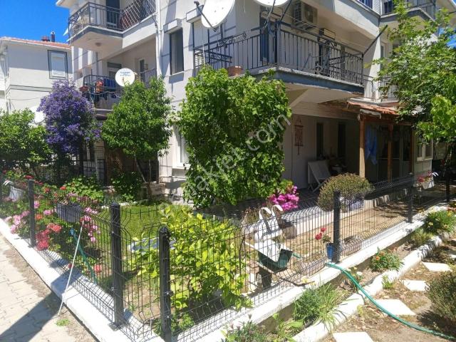Foçada Sezonluk Kiralık 2+1 Ayrı Mutfak Bahçeli Zemin Daire