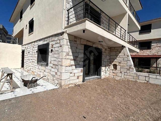 Foça'da Yerden Isıtmalı, Müstakil Bahçeli verandalı 2+1 Dubleks