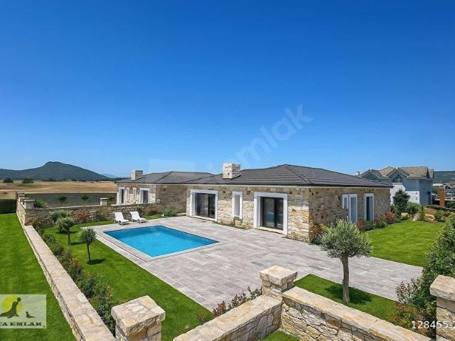 FOÇAKÖY DE MÜSTAKİL HAVUZLU TEK KATLI 3+1 TAŞ VİLLA