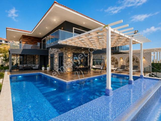 Foçaköy' De Geniş Arsa İçerisinde Kiralık 4+1 Havuzlu Villa