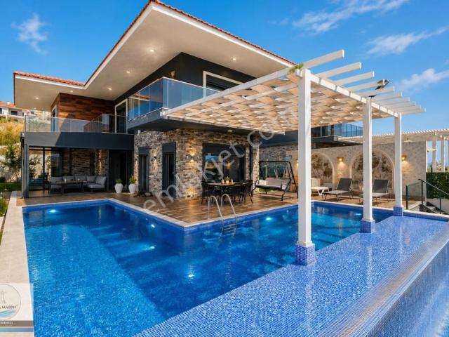 Foçaköy' De Geniş Arsa İçerisinde Kiralık 4+1 Havuzlu Villa