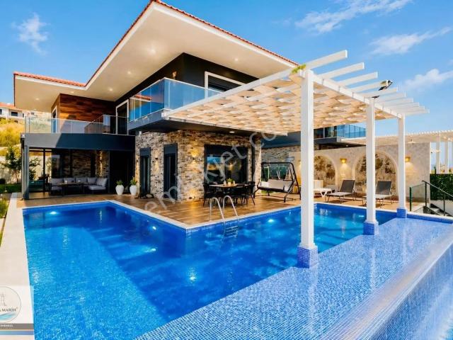 Foçaköy' De Geniş Arsa İçerisinde Satılık 4+1 Havuzlu Villa