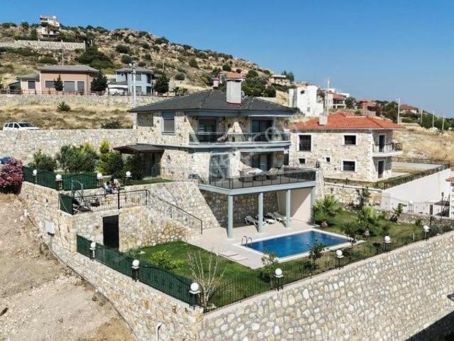 Foçaköy De Kiralık 4+1 Havuzlu Müstakil Taş Villa
