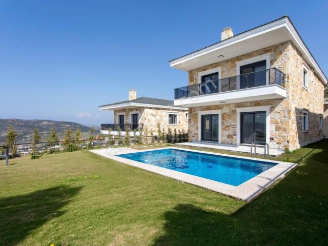 Foçaköy De Kiralık Havuzlu Taş Villa