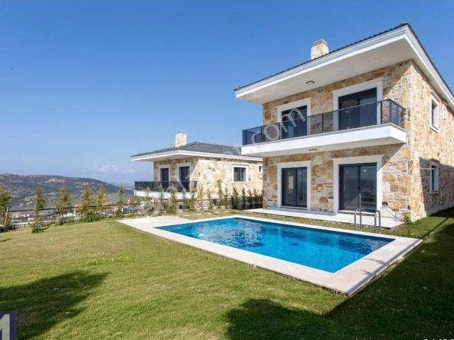 Foçaköy De Kiralık Havuzlu Taş Villa