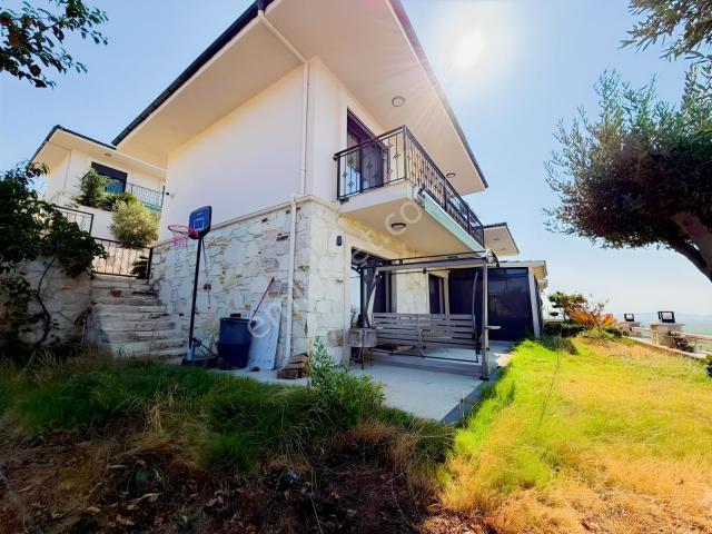 Foçaköy'de Havuzlu Sitede Bahçeli Özel Tasarım 3+1 Kiralık Villa