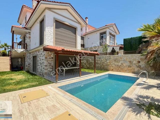 Foçaköy'de Müstakil Bahçeli Ve Havuzlu 3+1 Tripleks Villa