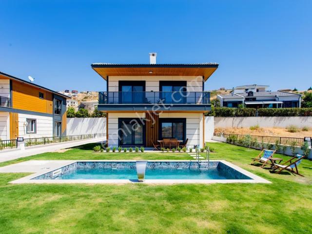 Foçaköy'de Satılık Eşyalı 4+1 Müstakil Havuzlu Villa
