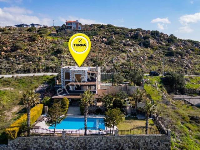 Foçaköyde Satılık Lüks Müstakil Tripleks Villa