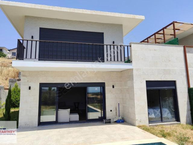 Foçaköyde Tam Müstakil Oturuma Hazır Eşyalı 5+1 Satılık Villa