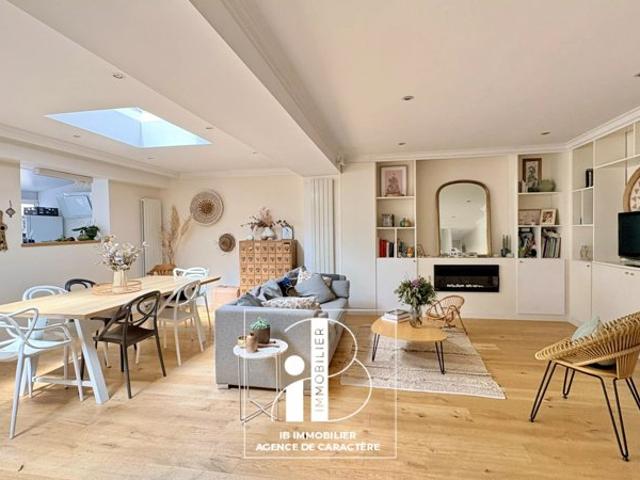 FONTAINEBLEAU Maison de ville de 120 m² au calme avec courette et garage