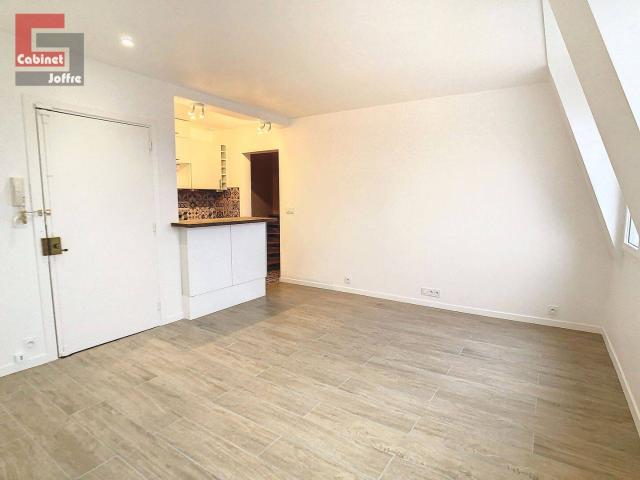 FONTAINEBLEAU CENTRE TRES BEAU F2 EN DUPLEX PLACE DU MARCHÉ I