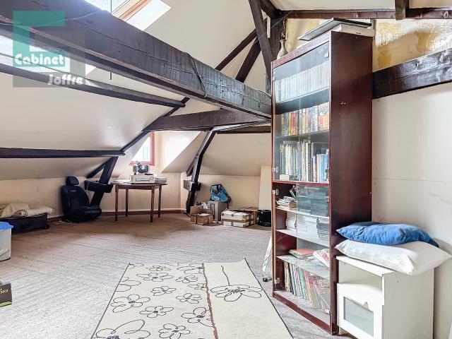 Fontainebleau, un F5 de 138 m2 au sol / 90 m2 habitables, à réagencer et à rénover. Entre centre ville et gare