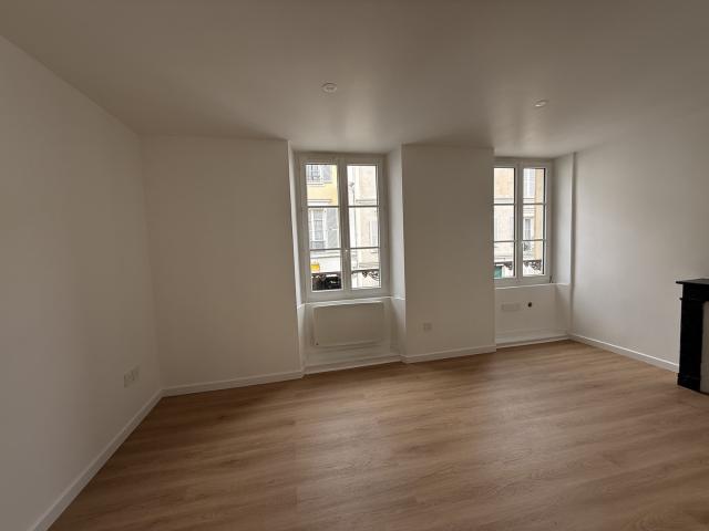 FONTAINEBLEAU Rue de France